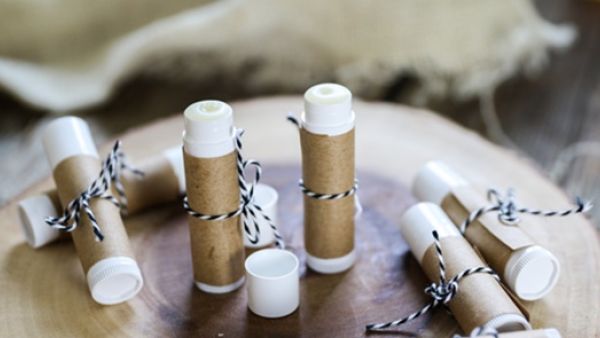 اصنعيه بنفسك: بلسم للشفاه بالعسل والنعناع