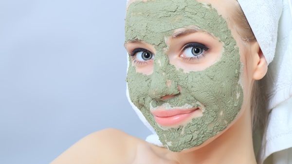 قناع الطين يطهر ويقضي على الرؤوس السوداء