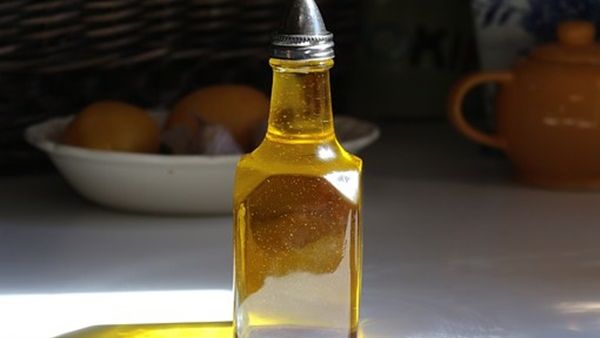 رطبي وجهك بالماء قبل استعمال خليط زيت الزيتون