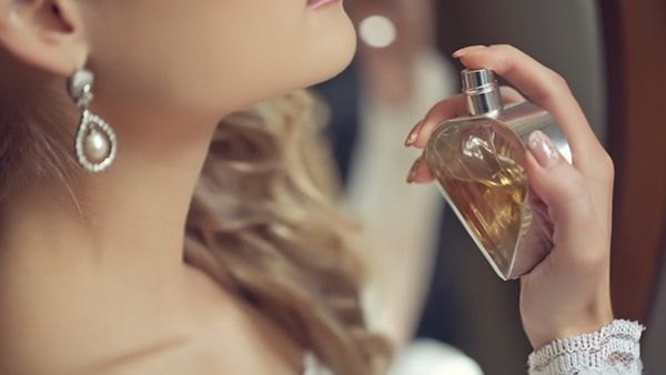 اشتري عطور تحتوي على مكونات قوية الرائحة لتستمر لفترة أطول
