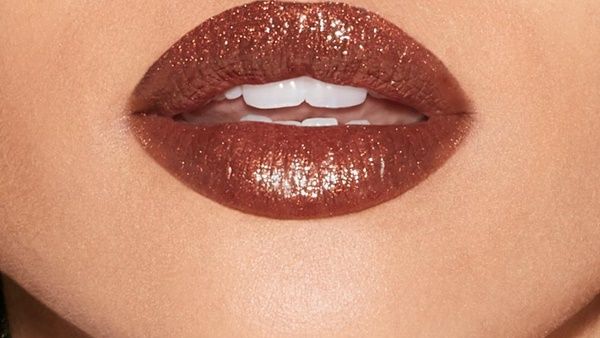 ملون شفاه معدني جديد وخطير