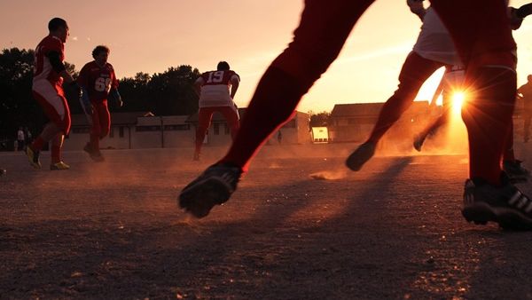 ما تفسير الحلم بأنك تلعب كرة القدم؟