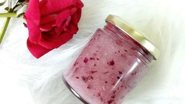 اصنعيه بنفسك: مقشر الجسم بالورود لماما في عيدها 