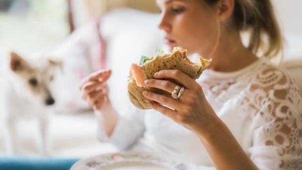 ما تفسير الحلم بأنك تلتهم الطعام في المنام؟