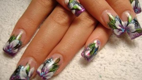 جربي مزج الغلتر مع طلاء الأظافر العادي لعمل اشكال جميلة