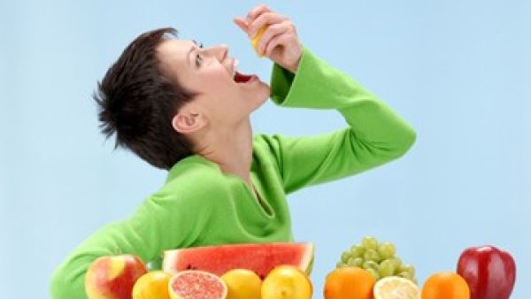 فتاة تتناول الفاكهة