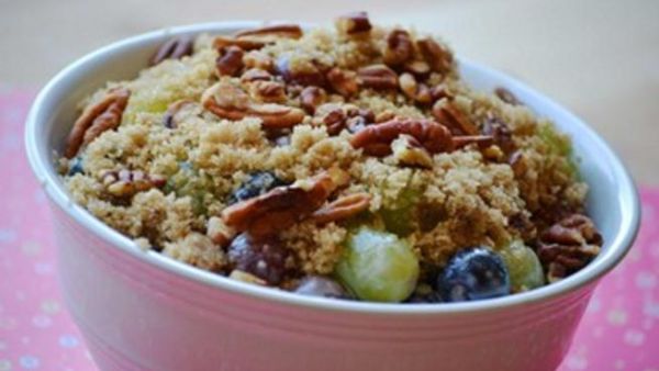 سلطة العنب والجوز 