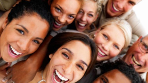 مجموعة من الرجال والنساء