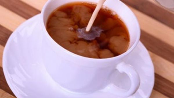 أحذروا القهوة بالحليب لأنها تؤذي الأسنان