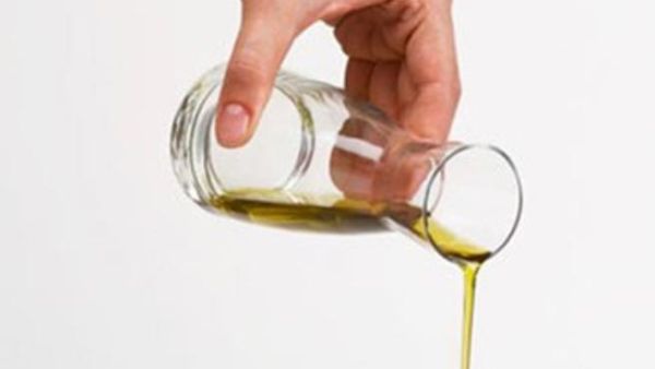 استعمال الزيت يطري البشرة ويغلف الطلاء