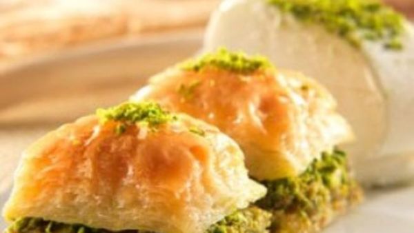 طبق البقلاوة بالفستق