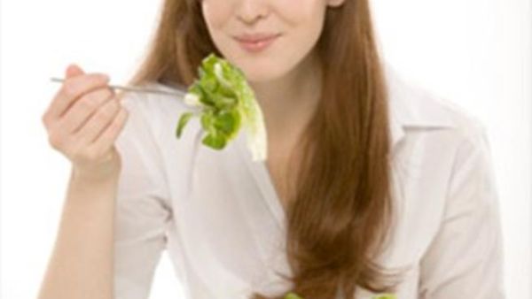 احرصي على تناول السلطة الخضراء الطازجة يوميا