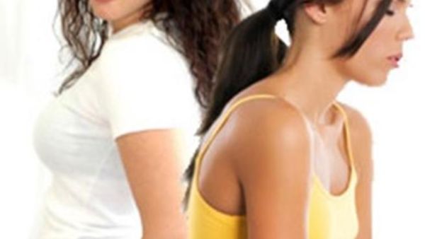 صورة تعبيرية لفتاة نحيلة وأخرى ممتلئة 
