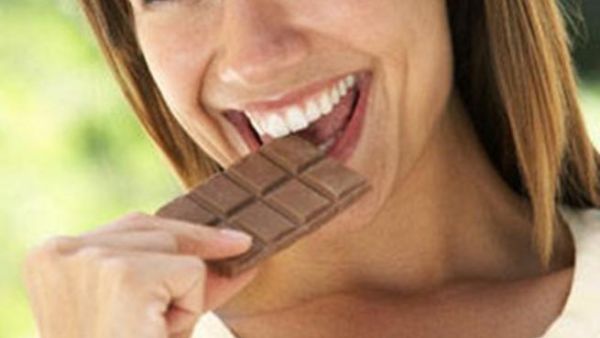تناول الشوكولا الداكنة يحسن المزاج ويقلل الشهية