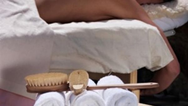 هل بإمكان فرشاة الجلد تقليل السيلوليات؟