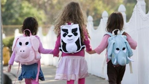تأكد من الطفل يجمل حقيبة تناسب شكل جسمه وطوله