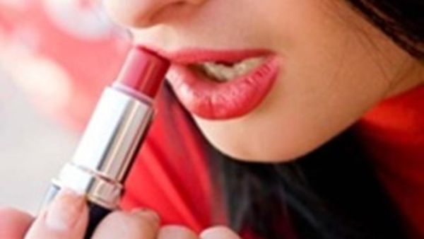 الاحمر البرتقالي يناسب ذوات البشرة الزيتونية