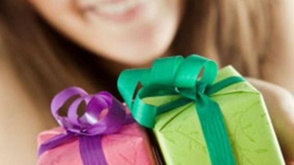 3 طرق للتعامل مع هدايا الأقارب للأطفال