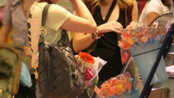 ينفق الآباء أكثر من 300£ في السنة على السكاكر والحلويات ينفق الآباء أكثر من 300£ في السنة على السكاكر والحلويات