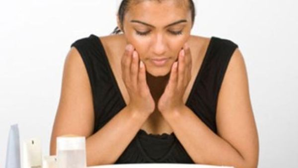 العناية بالبشرة والتقشير المنزلي للتخلص من الخلايا الميتة