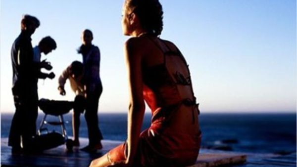 كيف تنتقلي من صديقة لشريكة محتملة؟