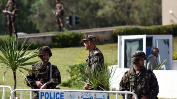 ارشيف/ عناصر امن جزائريون