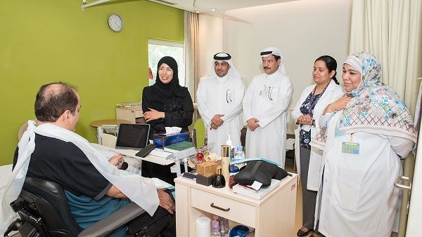 This afternoon Her Excellency Dr. Hanan Mohammed Al Kuwari, Minister of Public Health, visited patients and staff at HMC’s Enaya Specialized Care Center. 