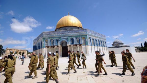 IDF soldiers walk past Al-Aqsa mosque. (AFP/File)