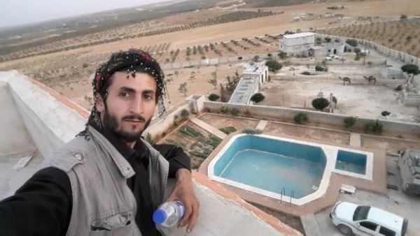 المقاتل الكردي سردار محمود في قصر البغدادي