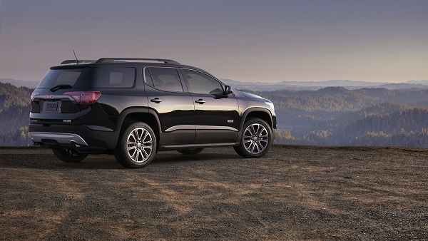 All 2018 Acadia models feature a drive mode selector, which allows the driver to alter chassis and powertrain attributes to suit a variety of driving conditions.
