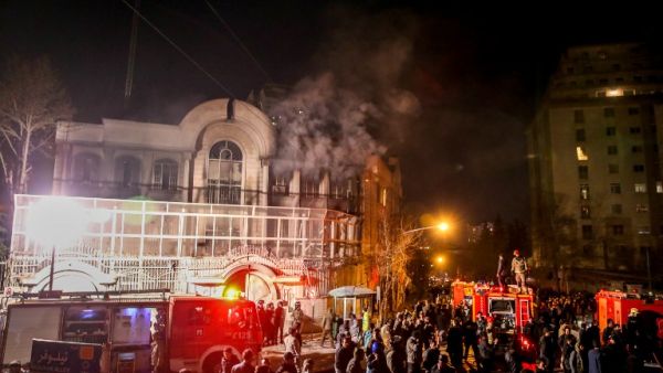 Iranian protesters set fire to the Saudi Embassy in Tehran during a demonstration against the execution of Nimr al-Nimr, on January 2, 2016. (AFP/Mohammadreza Nadimi)