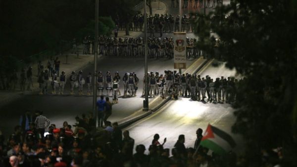 Jordanian police officers secure the office of the prime minister during a demonstration in the capital Amman late on June 4, 2018 / AFP