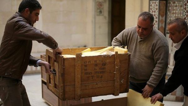 Damascus Museum employees wrap archaeological artifacts into boxes to protect them from being damaged on March 24, 2015, in the Syrian capital (AFP PHOTO / JOSEPH EID)
