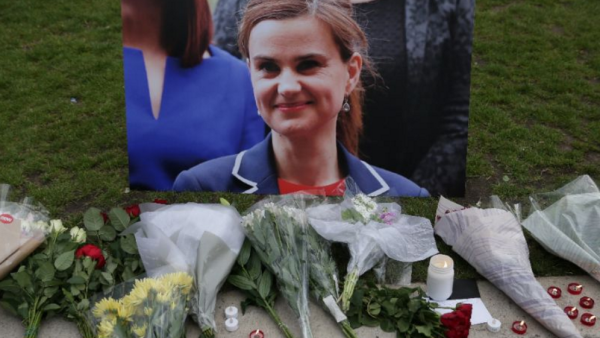 Flowers and candles are placed next to a picture of murdered Labour MP Jo Cox at a vigil in Parliament Square in London on June 16, 2016 (AFP Photo/Daniel Leal-Olivas)