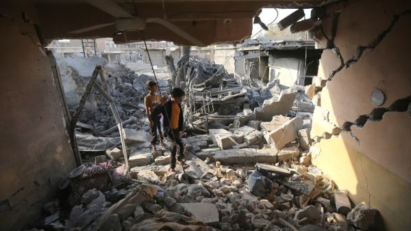 Iraqis inspect the damage at a site in the Hamam al-Alil area, about 14 kilometers from the southern outskirts of Mosul, on November 7, 2016. (AFP/Ahmad al-Rubaye)