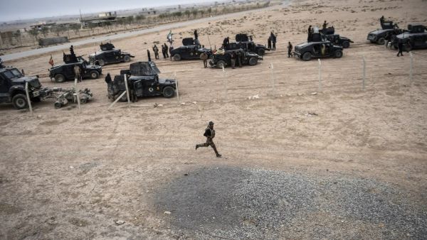 Members of the Iraqi Counter Terrorism Service (CTS) drive near the village of Bazwaya, on the eastern edges of Mosul, tightening the noose on Daesh as the offensive entered its third week on October 31, 2016. (AFP/Bulent Kilic)