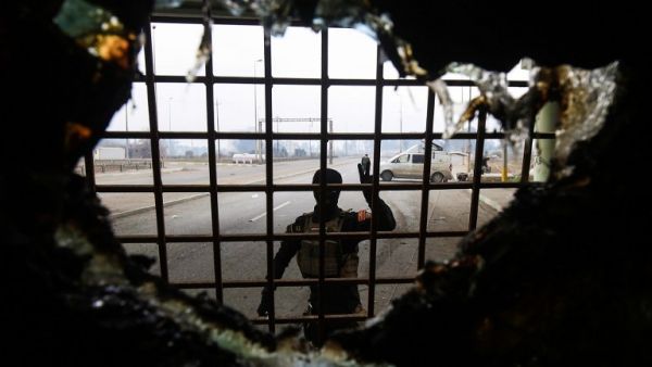 A member of the Iraqi counter-terrorism service (CTS) flashes the V-gesture in Mosul after government forces retook control of the area from Daesh, on January 21, 2017. (AFP/Ahmad al-Rubaye)