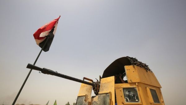 A member of the Iraqi government forces monitors the front line near the village of al-Azraqiyah, northwest of the city of Fallujah, on June 5, 2016, during an operation to retake the area from Daesh. (AFP/Ahmad al-Rubaye)