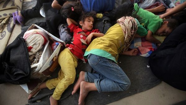 Iraqi children displaced from the city of Fallujah sleep at a newly opened camp where hundreds of displaced Iraqis are taking shelter in Amriyat al-Fallujah on June 27, 2016, south of Fallujah. (AFP/Ahmad al-Rubaye)