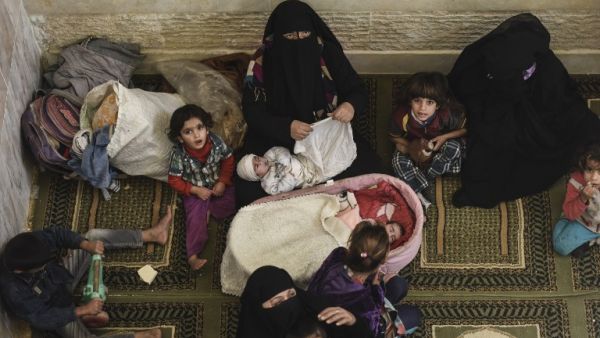 Iraqi women take shelter with children in the village of Gogjali, as clashes go on between Iraqi army forces and Daesh to retake Mosul, on November 2, 2016. (AFP/Bulent Kilic)
