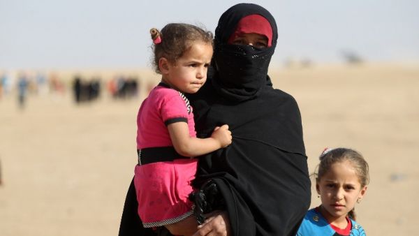 Displaced Iraqis from the Bajwaniyah village, about 30 kms south of Mosul, who fled fighting in the Mosul area approach security forces on October 18, 2016 after they liberated the village from Islamic State (IS) group jihadists. (AFP/Ahmad al-Rubaye)