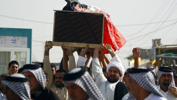Iraqis carry a coffin during the funeral of members from the Iraqi government forces and Shia fighters from the Popular Mobilization units, who were killed in battles against Daesh, on August 25, 2016. (AFP/Haidar Hamdani)