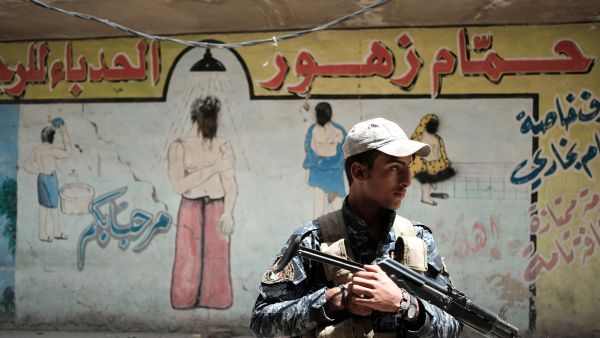 An officer from the Iraqi Federal Police stands outside a Turkish bath in western Mosul, April 29 2017. (AFP/Christophe Simon)