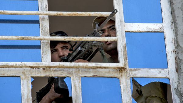 Iraqi soldiers guard a position in Mosul, May 9 2017. (AFP/Fadel Senna)