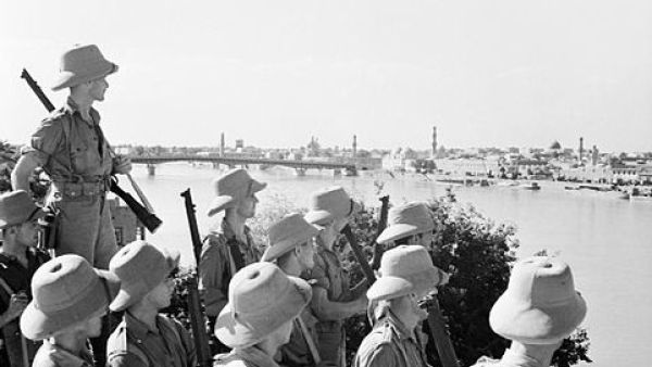 British troops look at Baghdad in 1941 (Wikimedia) British troops look at Baghdad in 1941 (Wikimedia)