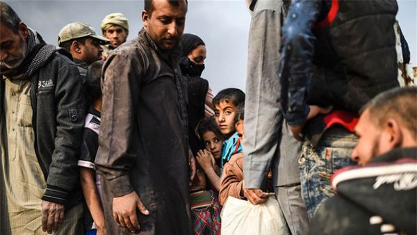 Iraqi families displaced by the ongoing operation by Iraqi forces to retake the city of Mosul from Daesh gather in an area near Qayyarah. (AFP)
