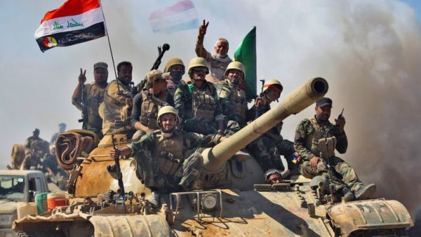 Fighters from the Hashed al-Shaabi (Popular Mobilisation units), backing Iraqi forces, advance towards the Islamic State (IS) group's stronghold of Hawija on October 4, 2017 (Ahmad al-Rubaye/AFP)