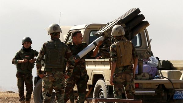 Iraqi forces load artillery outside Mosul (AFP)