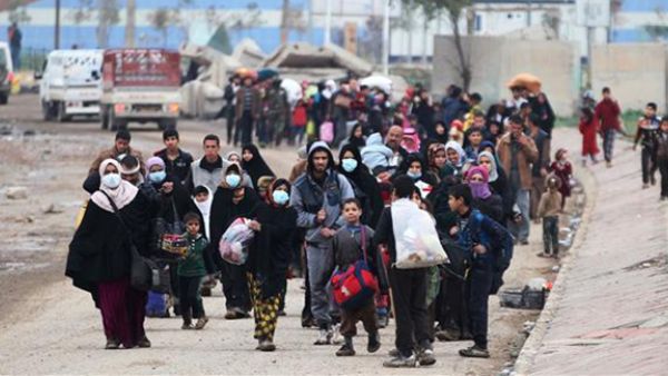 This image shows displaced residents of western Mosul fleeing their neighborhood on March 15, 2017, as Iraqi forces continue to advance in the embattled city against Daesh occupiers. (AFP)