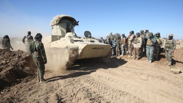 Iraqi forces, supported by the Popular Mobilization paramilitaries, prepare to advance towards the village of Sheikh Younis, south of Mosul, after the offensive to retake the western side of the city from Daesh commenced on February 19, 2017. (AFP/Ahmad al-Rubaye)
